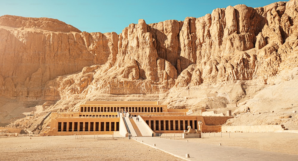 Templo de Hatshepsut é uma das principais e famosas atrações arqueológicas e turísticas no Vale do Nilo, perto da cidade de Luxor, no Egito.