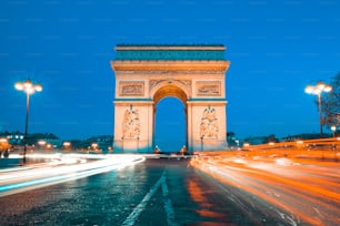 El famoso Arco del Triunfo de noche, París, Francia