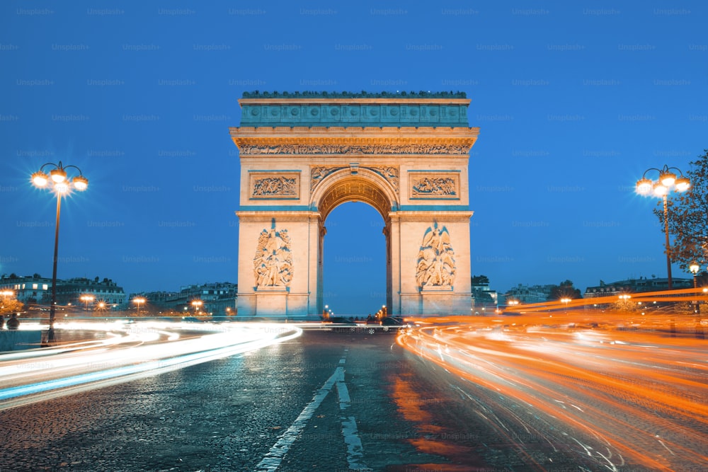 Le célèbre Arc de Triomphe de nuit, Paris France