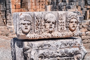 トルコの古代都市マイラのデムレ村近くの石柱に刻まれたローマとギリシャの顔の浅浮き彫り