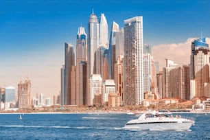 Vista del paesaggio urbano dei grattacieli di Dubai - hotel e condomini. Immobiliare nel concetto di Golfo Persico. Resort d'élite negli Emirati Arabi Uniti