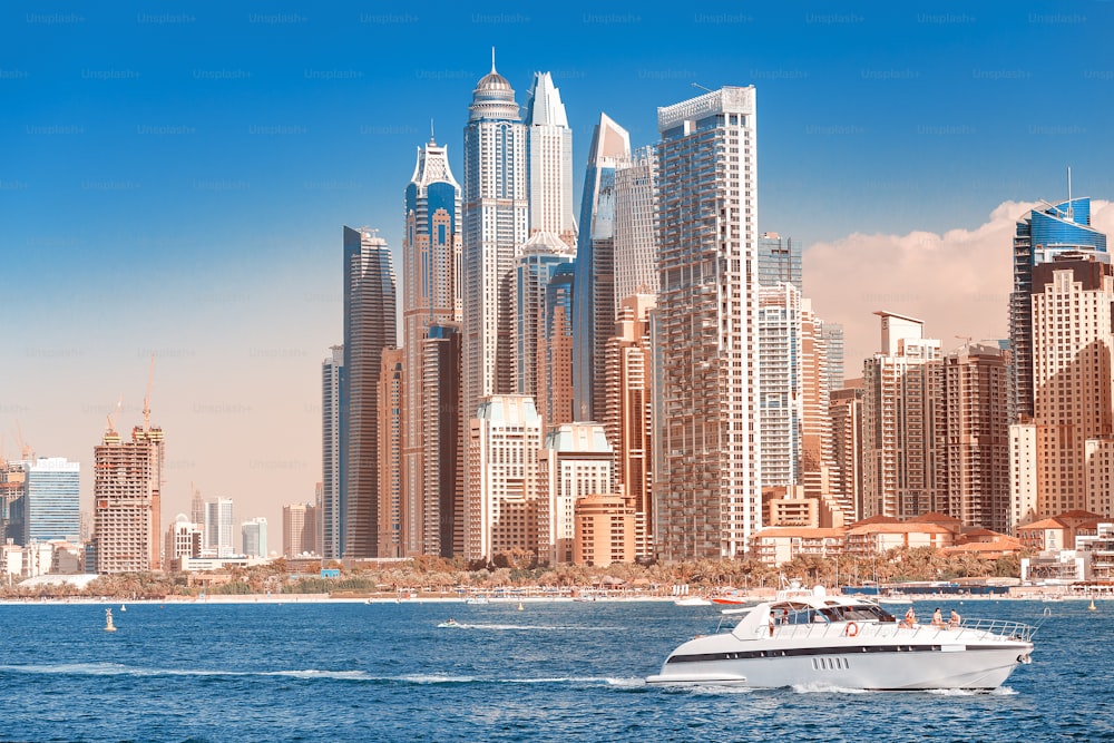 Vista del paesaggio urbano dei grattacieli di Dubai - hotel e condomini. Immobiliare nel concetto di Golfo Persico. Resort d'élite negli Emirati Arabi Uniti