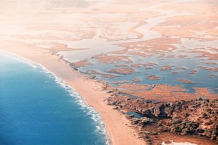 Malerische Luftaufnahme des Strandes von Iztuzu und des Dalyan-Flussdeltas. Herrliche Küsten- und Küstenlandschaft. Entdecken Sie die Türkei und das Konzept der Naturwunder