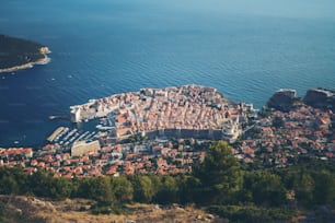 Casco antiguo de Dubrovnik en la costa del mar Adriático, Dalmacia, Croacia - Destacado destino turístico de Croacia. El casco antiguo de Dubrovnik fue declarado Patrimonio de la Humanidad por la UNESCO en 1979.