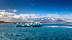 아이슬란드 요쿨살론 빙하 호수의 빙산.
