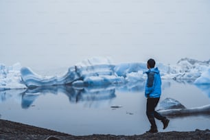 L’homme voyageur se rend à Jokulsarlon, magnifique lagon glaciaire en Islande. Jokulsarlon est une destination célèbre dans le parc national de Vatnajokull, au sud-est de l’Islande, en Europe. Nature glacée froide de l’hiver.