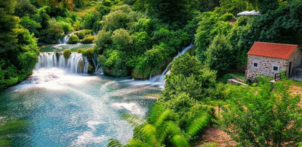 Panoramalandschaft der Krka-Wasserfälle am Fluss Krka im Nationalpark Krka in Kroatien.