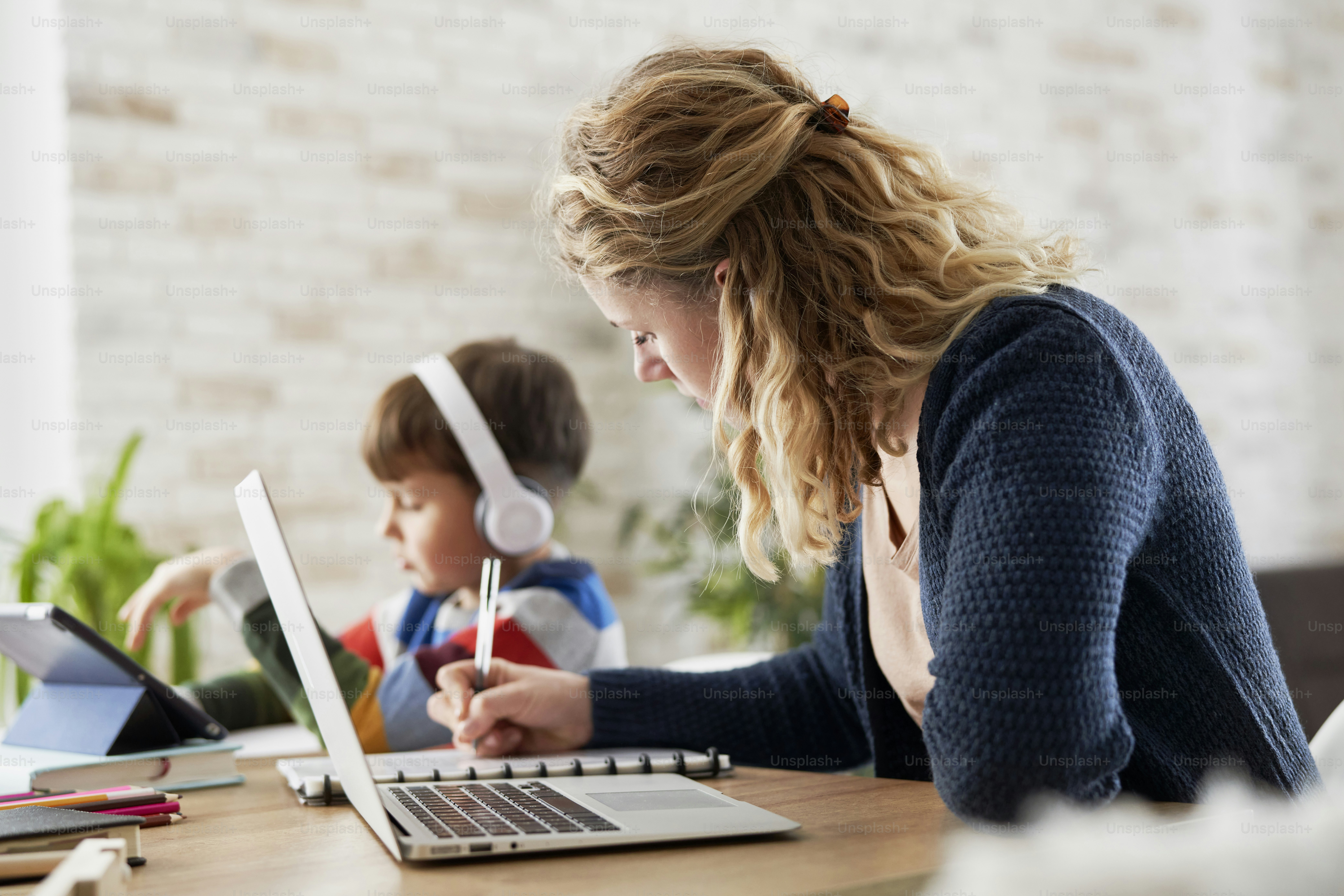 Mãe durante o home office e filho durante o homeschooling