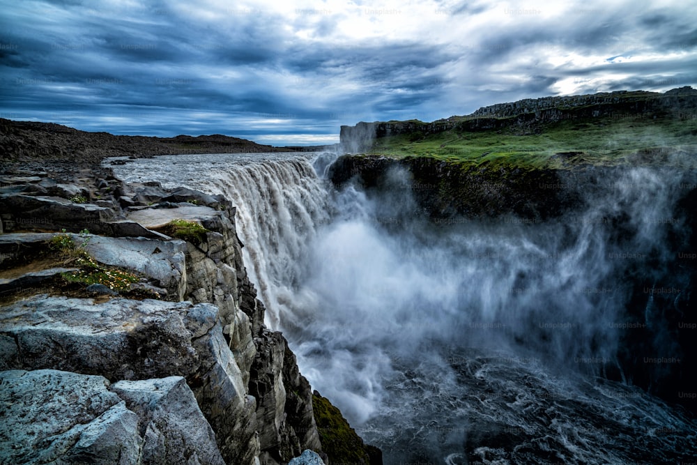 Incroyable paysage islandais à la cascade de Dettifoss dans la région du nord-est de l’Islande. Dettifoss est une cascade du parc national de Vatnajokull réputée pour être la cascade la plus puissante d’Europe.