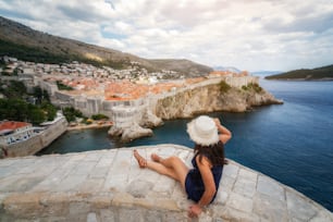 Mulher viajante na Cidade Velha de Dubrovnik, na Dalmácia, Croácia - O proeminente destino de viagem da Croácia, a cidade velha de Dubrovnik foi listada como Patrimônio Mundial da UNESCO em 1979.