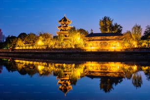 Pavilhão de Wangjiang (Torre de Wangjiang) Parque (Parque de Wangjianglou) vista sobre o rio Jinjiang, Chengdu, Sichuan, China iluminado à noite