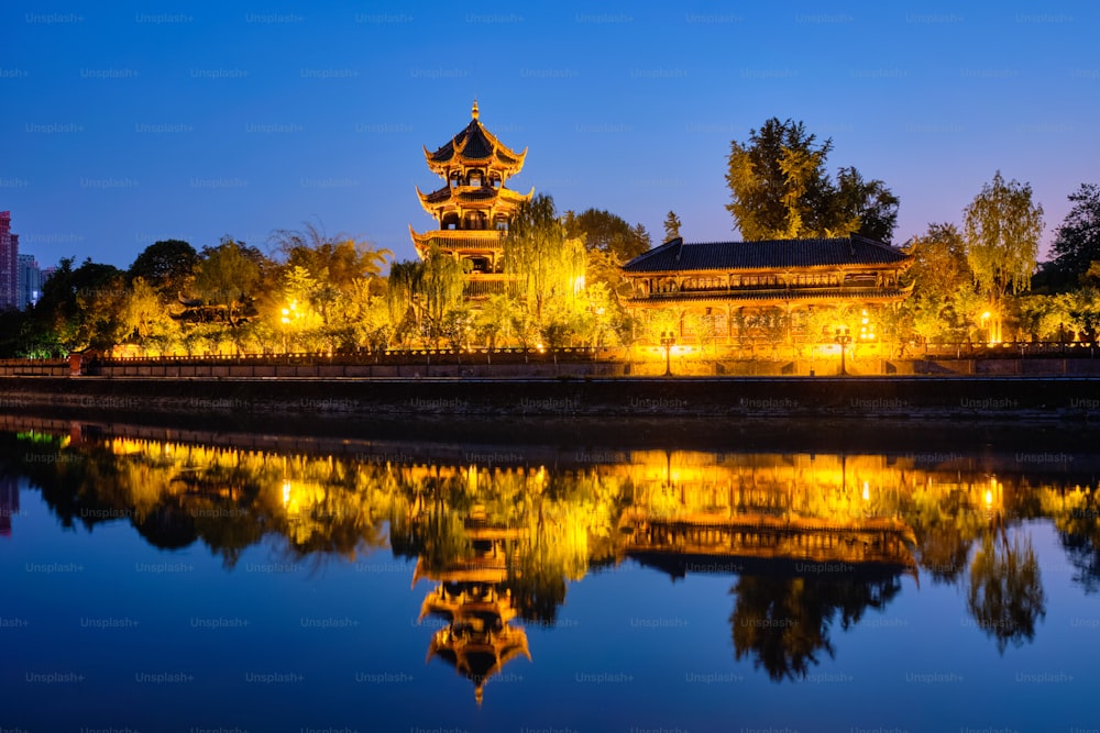 Padiglione di Wangjiang (torre di Wangjiang) Parco (parco di Wangjianglou) vista sul fiume Jinjiang, Chengdu, Sichuan, Cina illuminato di notte