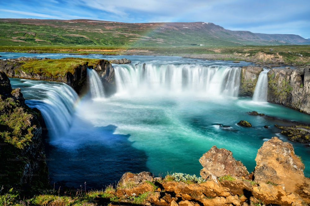고다포스(아이슬란드어: 신들의 폭포)는 아이슬란드의 유명한 폭포입니다. Godafoss 폭포의 숨막히는 풍경은 아이슬란드 북동부 지역을 방문하는 관광객을 끌어들입니다.
