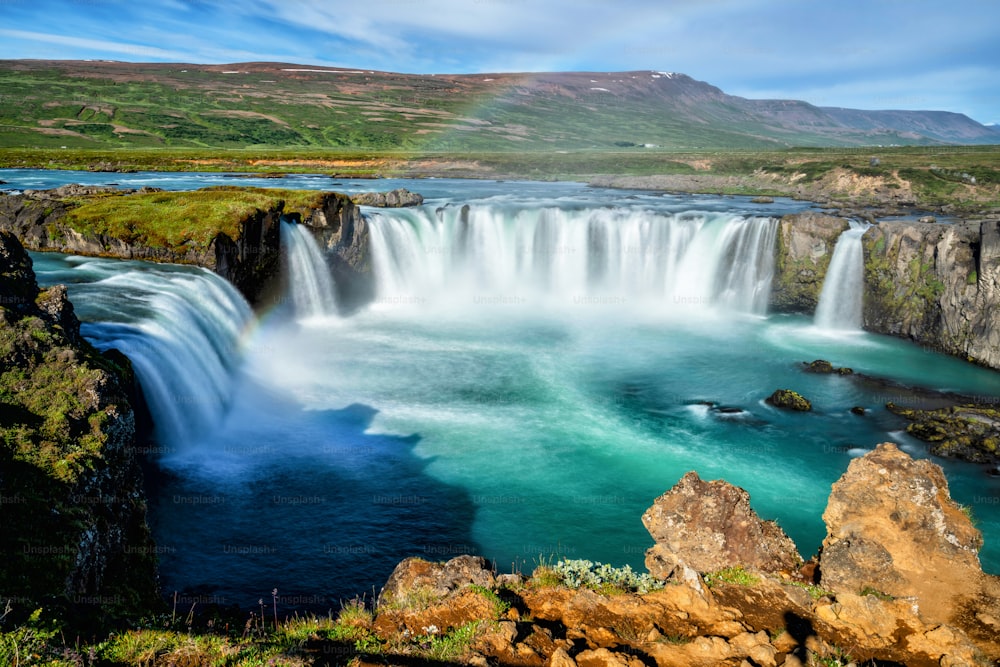 Der Godafoss (isländisch: Wasserfall der Götter) ist ein berühmter Wasserfall in Island. Die atemberaubende Landschaft des Godafoss-Wasserfalls zieht Touristen an, um die nordöstliche Region Islands zu besuchen.