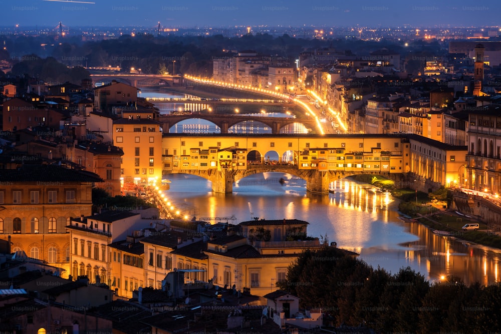 피렌체 폰테 베키오 다리 이탈리아의 야간 스카이라인에서. 피렌체는 이탈리아 중부 토스카나 지역의 수도입니다. 피렌체는 이탈리아 중세 무역의 중심지이자 과거 시대의 가장 부유한 도시였습니다.