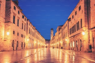 Rue historique de Stradun (Placa) dans la vieille ville de Dubrovnik en Croatie la nuit - Destination de voyage de premier plan de la Croatie. La vieille ville de Dubrovnik a été classée au patrimoine mondial de l’UNESCO en 1979.