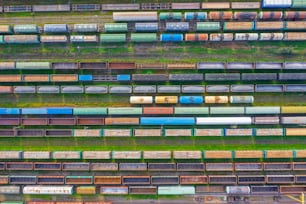 Vue de dessus d’un wagon de chemin de fer. Vue aérienne d’un drone volant de trains de marchandises colorés sur l’installation de tri ferroviaire. Wagons transportant des marchandises sur chemin de fer. Industrie lourde, scène conceptuelle industrielle