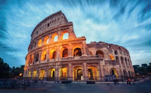 Colisée de Rome, Italie - Prise de vue à longue exposition. Le Colisée de Rome a été construit à l’époque de la Rome antique dans le centre-ville. C’est la principale destination de voyage et l’attraction touristique de l’Italie.