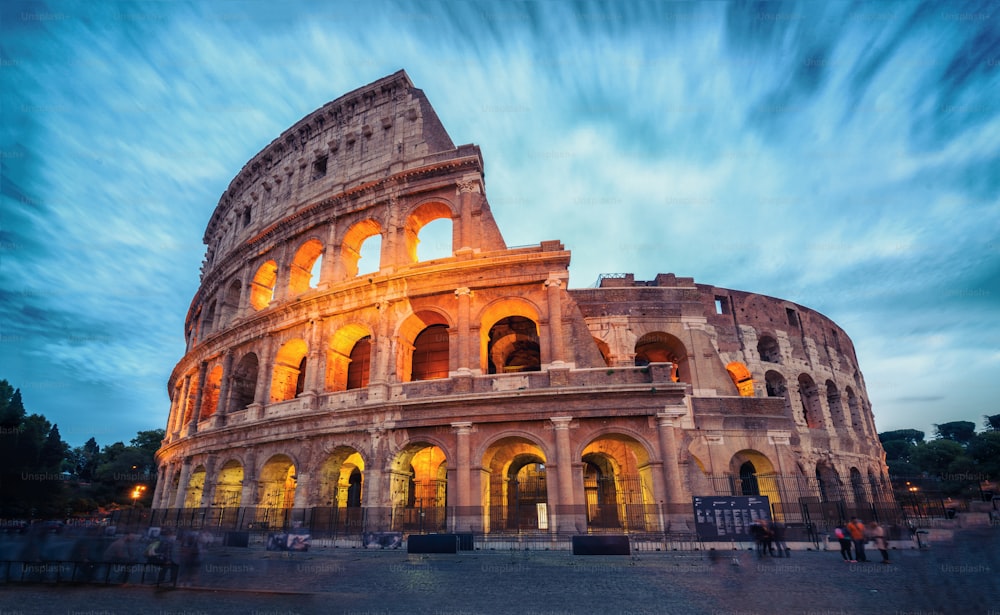 Coliseu em Roma, Itália - Tiro de longa exposição. O Coliseu de Roma foi construído no tempo da Roma Antiga, no centro da cidade. É o principal destino de viagem e atração turística da Itália.