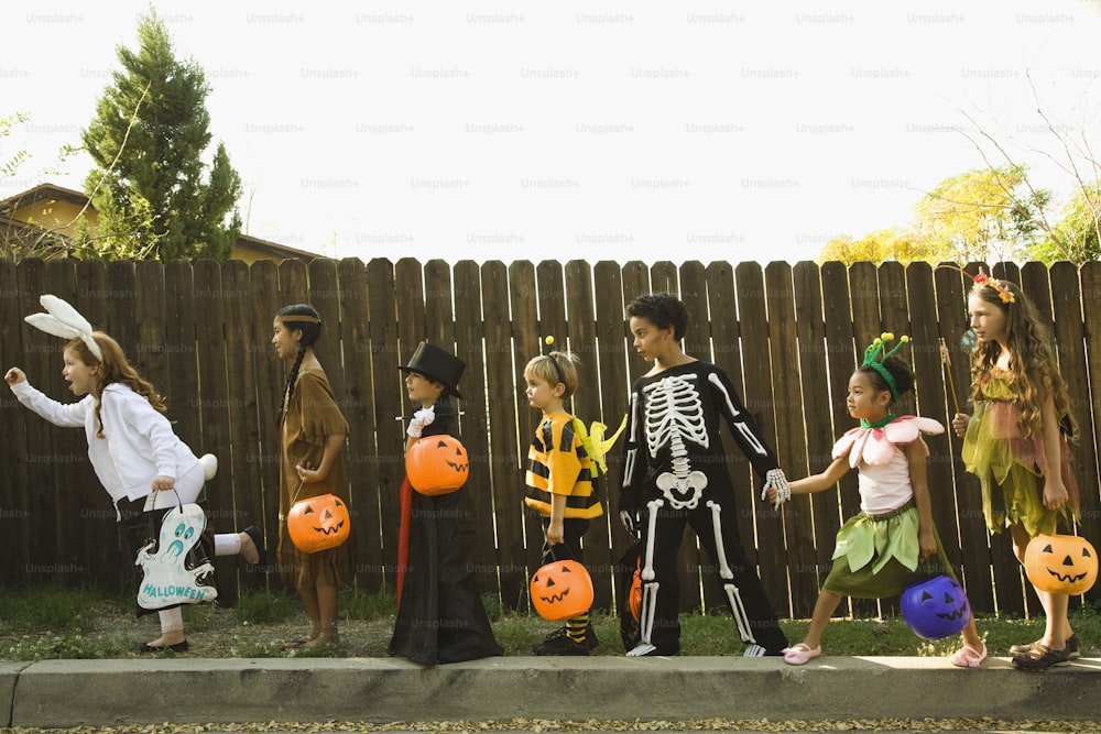 Un grupo de niños disfrazados de Halloween