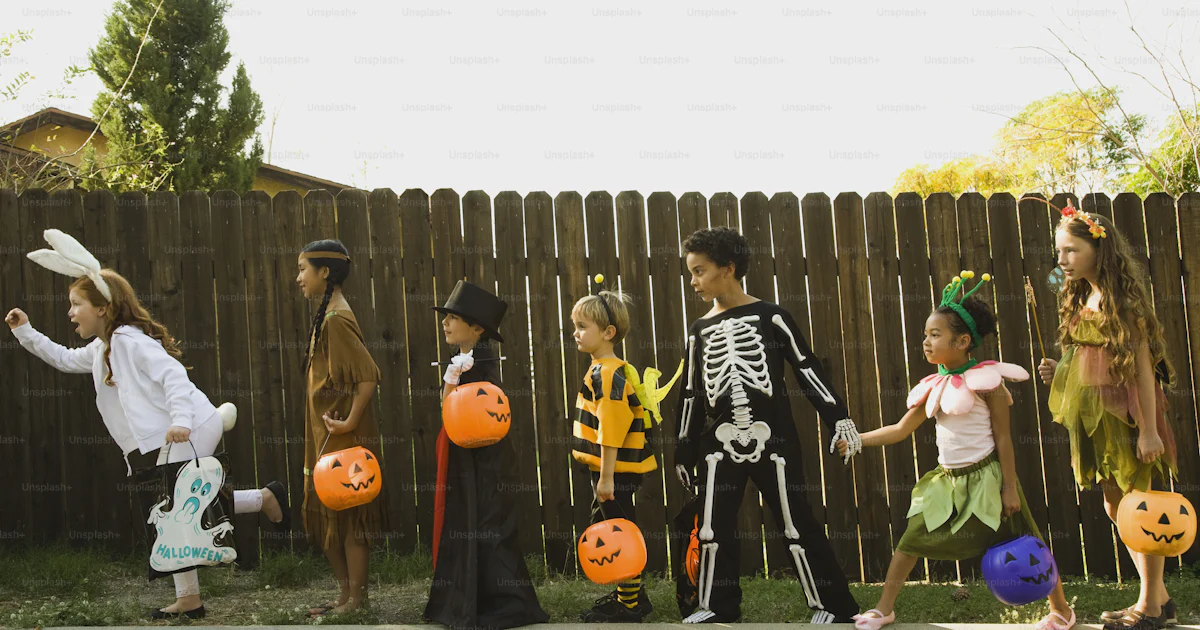 Un Groupe D enfants D guis s En Costumes D Halloween Photo Enfant Un groupe d enfants d guis s en costumes d halloween photo enfant
