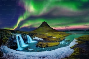 Nordlicht, Aurora borealis in Kirkjufell in Island. Kirkjufell Berge im Winter.
