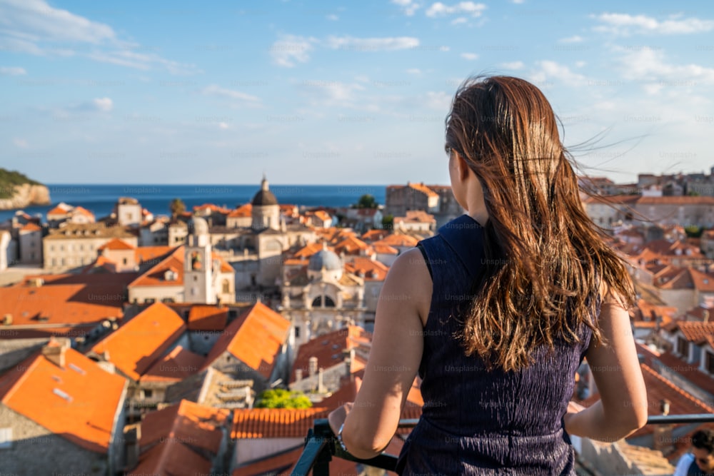 Femme voyageant dans la vieille ville de Dubrovnik, en Dalmatie, Croatie - La première destination de voyage de Croatie, la vieille ville de Dubrovnik a été classée au patrimoine mondial de l’UNESCO en 1979.
