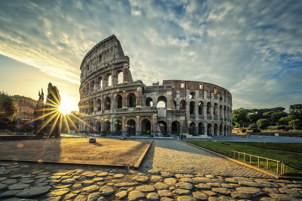 Vista del Coliseo al amanecer, Italia.