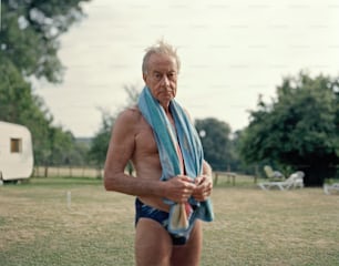 un homme âgé avec une serviette autour du cou
