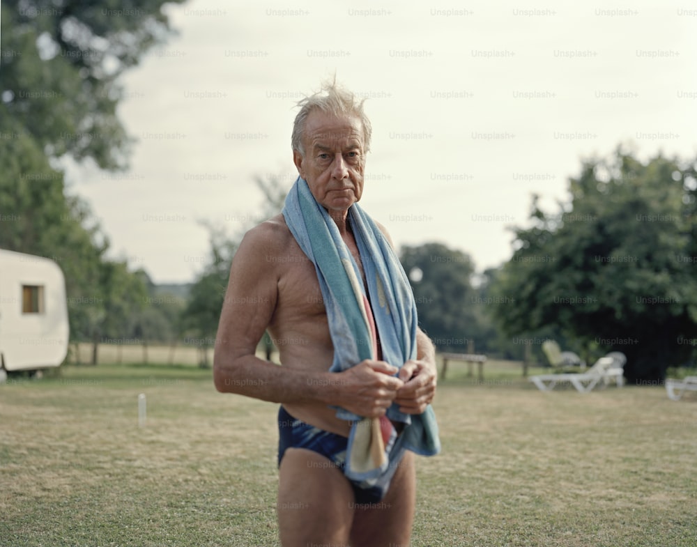 Un uomo anziano con un asciugamano intorno al collo