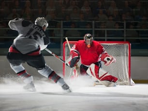 un groupe d’hommes jouant au hockey sur glace