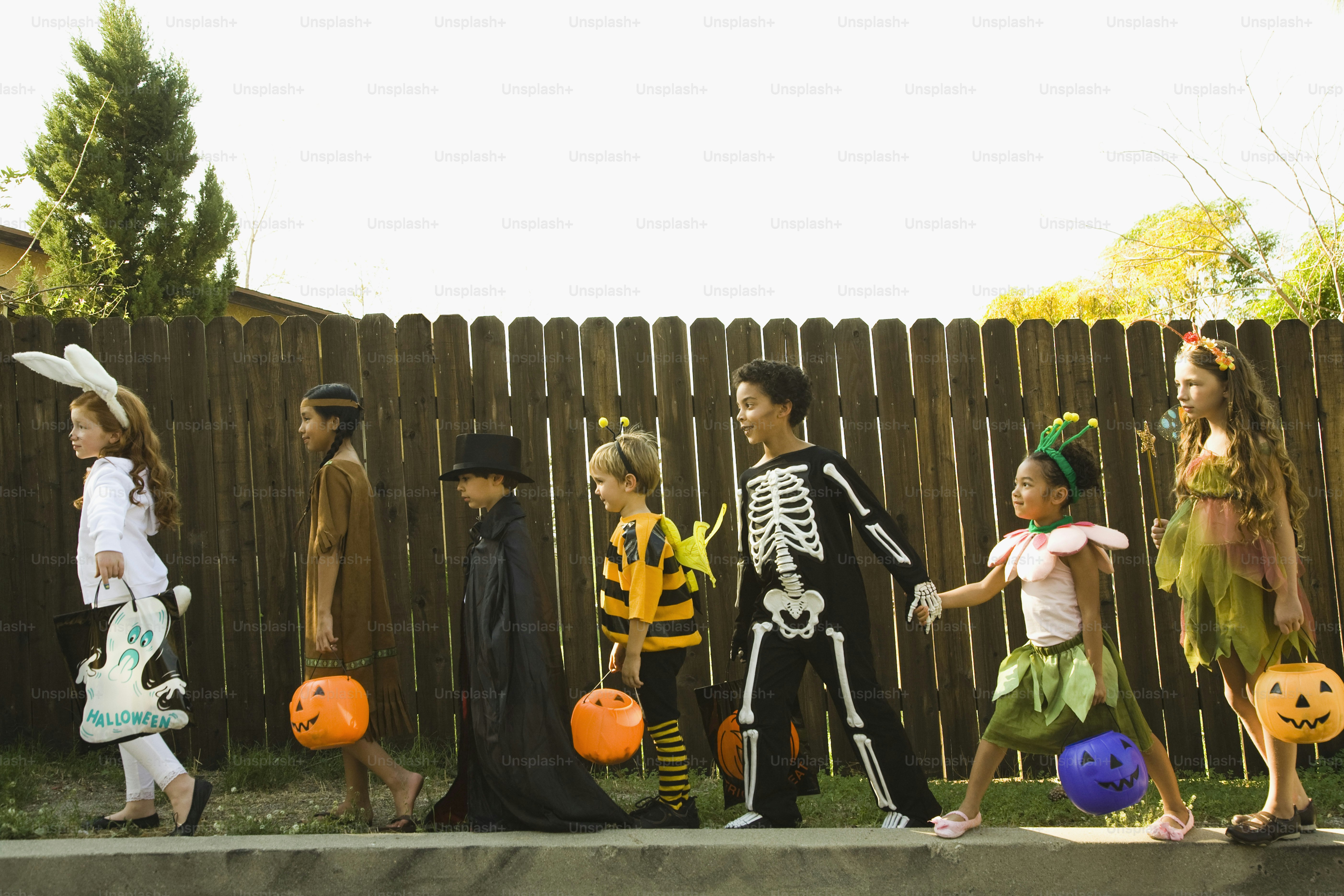 Un gruppo di bambini vestiti con costumi di Halloween