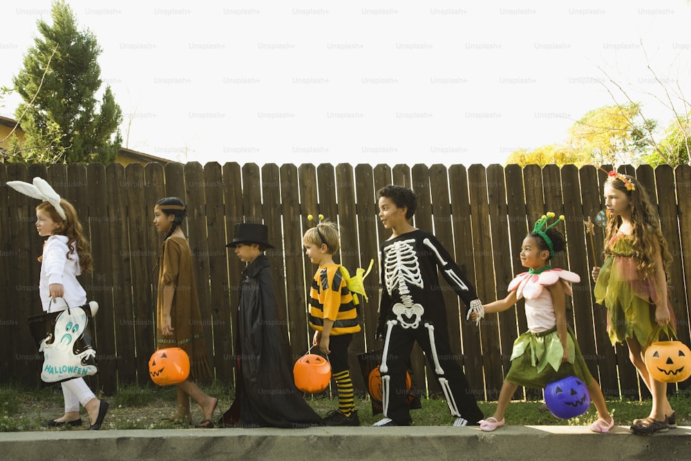 Um grupo de crianças vestidas com fantasias de Halloween