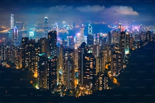 홍콩의 유명한 전망 - 빅토리아 피크에서 바라보는 홍콩 고층 빌딩의 스카이라인 도시 풍경은 저녁 블루 아워에 조명됩니다. 홍콩, 중국