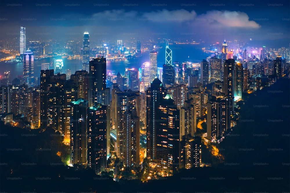 Famosa vista di Hong Kong - Grattacieli di Hong Kong skyline vista del paesaggio urbano dal Victoria Peak illuminato nell'ora blu serale. Hong Kong, Cina