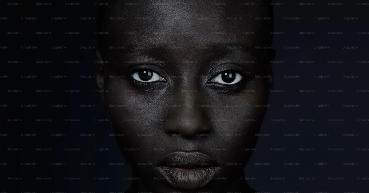 浅黒い肌と青い目を持つ女性の写真 – 写真撮影 Unsplashの写真