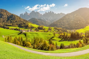 Berühmtes Reiseziel in den italienischen Dolomiten Villnösstal. Villnösser Tal und Dorf Santa Magdalena im Herbst mit felsigen Alpen im Hintergrund