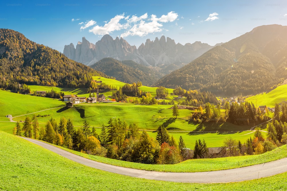 Famoso destino de viagem no vale italiano Dolomites Funes. Val Di Funes e a aldeia de Santa Magdalena durante o outono com Alpes rochosos ao fundo