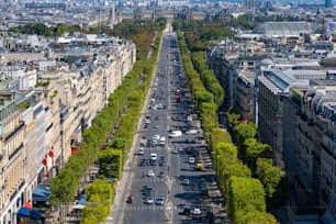 Vue aérienne de Paris depuis l’Arc de Triomphe sur les Champs-Élysées, France, Europe