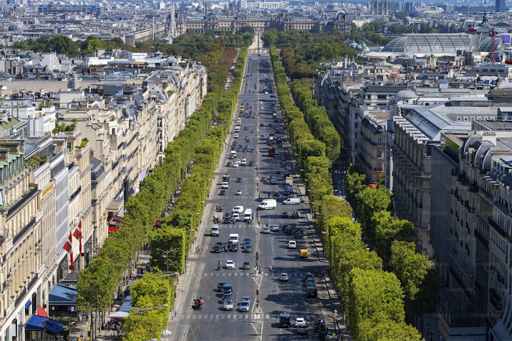Vista aerea di Parigi dall'Arco di Trionfo sugli Champs Elysees, Francia, Europa