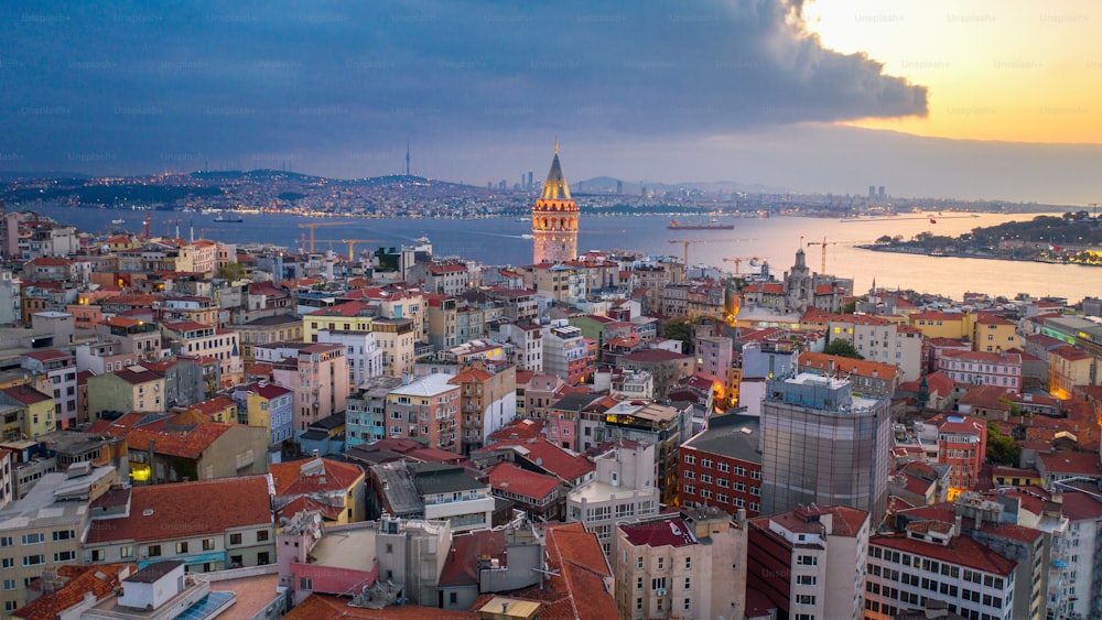 トルコのガラタ塔とイスタンブール市の航空写真。