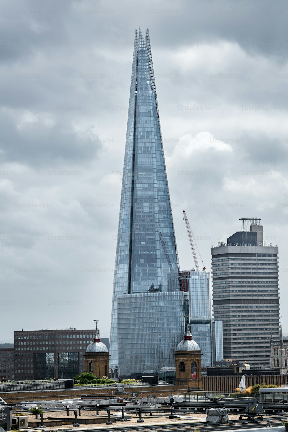 Paysage urbain londonien avec le Shard en arrière-plan, le plus haut gratte-ciel d’Europe occidentale.
