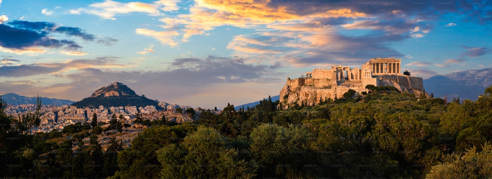 Panorama del famoso monumento turístico griego: el icónico Templo del Partenón en la Acrópolis de Atenas visto desde la colina de Philopappos al atardecer. Atenas, Grecia