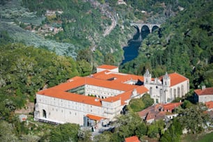 Luftaufnahme von Santo Estevo de Ribas de Sil, einem Benediktinerkloster in der Provinz Ourense in Galicien, das zwischen dem 12. und 18. Jahrhundert erbaut wurde.