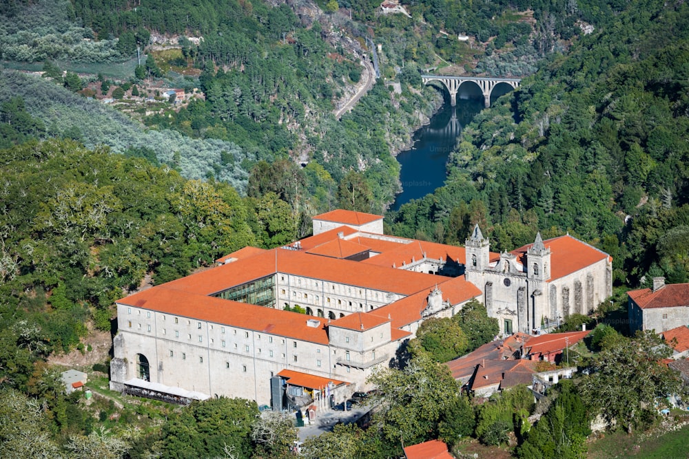 12世紀から18世紀にかけて建てられたガリシア州オウレンセ県のベネディクト会修道院、サント・エステボ・デ・リバス・デ・シルの航空写真。