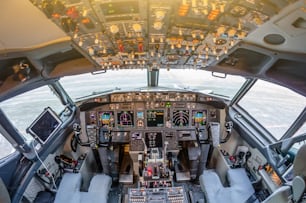 Interior de aviones de pasajeros, control de potencia del motor y otra unidad de control de aeronaves en la cabina de un avión civil de pasajeros moderno