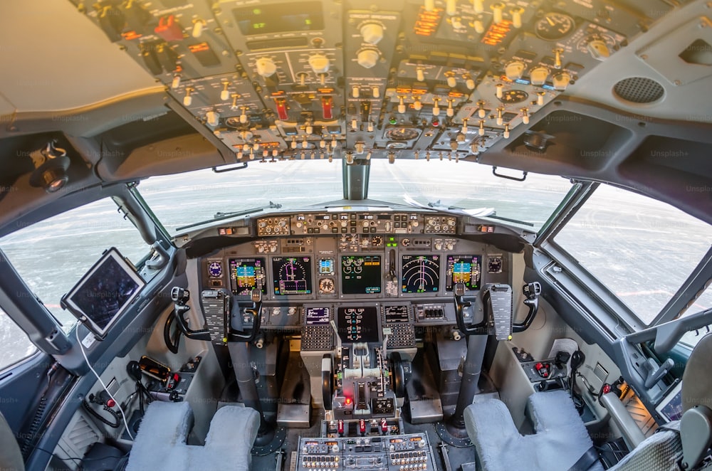 Passagierflugzeuginnenraum, Motorleistungssteuerung und andere Flugzeugsteuergeräte im Cockpit moderner ziviler Passagierflugzeuge