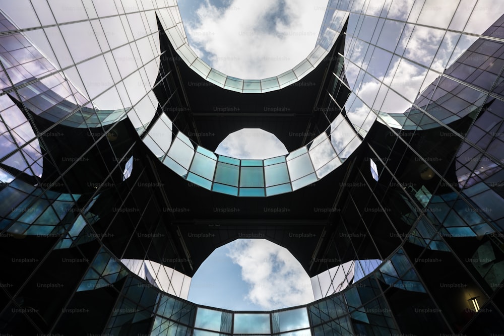 Vista grande angular de um moderno edifício de vidro e aço na margem sul, Londres.