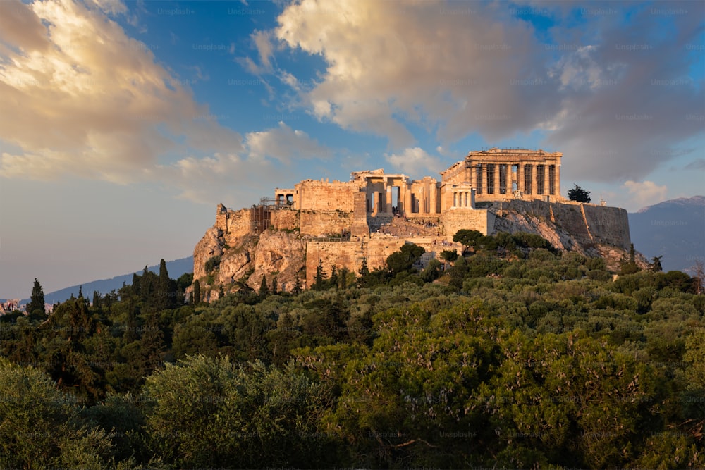 Famoso hito turístico griego: el icónico Templo del Partenón en la Acrópolis de Atenas visto desde la colina de Philopappos al atardecer. Atenas, Grecia