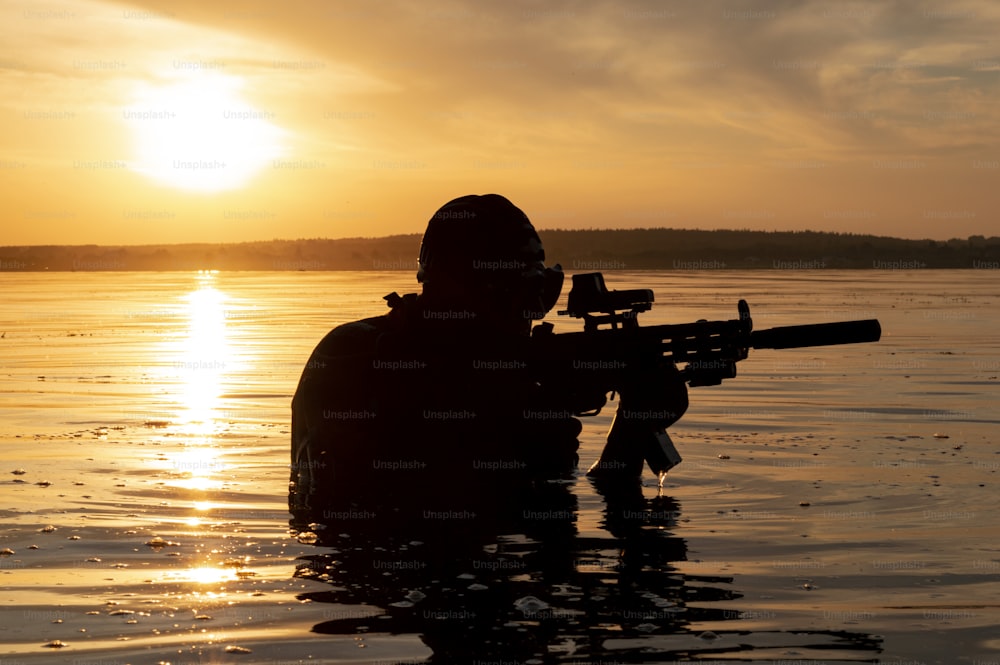 Der Kämpfer einer Spezialeinheit verlässt das Wasser und bereitet sich auf den Beginn der Operation vor. Mischtechnik. Das Konzept der Instabilität in der Welt, Feindseligkeiten, Krise. Russland vs USA